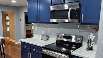 冷蔵庫、電子レンジ、オーブン、コンロ