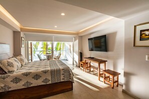 Departamento Deluxe, vista a la alberca | 1 habitación, espacio para trabajar con laptop y cortinas blackout