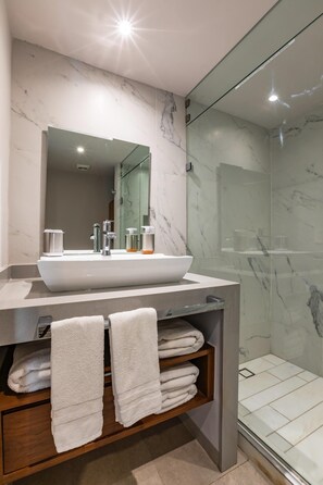 Lägenhet Deluxe - utsikt mot poolen | Badrum | Dusch, handdukar, tvål och schampo