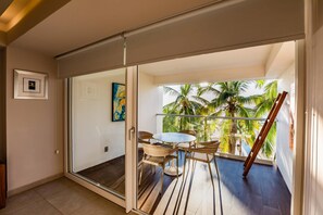 Departamento Deluxe, vista a la alberca | Balcón