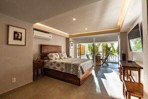 Lägenhet Deluxe - utsikt mot poolen | 1 sovrum, arbetsyta för laptop och mörkläggningsgardiner