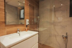 Toalhas de banho, sabonete, shampoo, papel higiênico