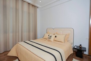 1 habitación, tabla de planchar con plancha, wifi y ropa de cama