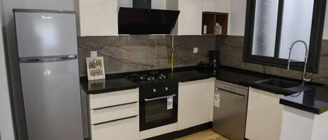 Refrigerador, microondas, horno y utensilios de cocina