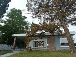 Exterior - Spacious chalet in Piriápolis with 2 bedrooms, for 5-7 guests and a large garden (Piriápolis)