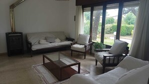 Smart TV, fireplace, books - Spacious chalet in Piriápolis with 2 bedrooms, for 5-7 guests and a large garden (Piriápolis)