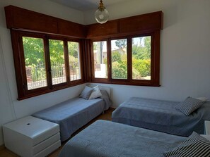 2 bedrooms, travel cot, free WiFi, bed sheets