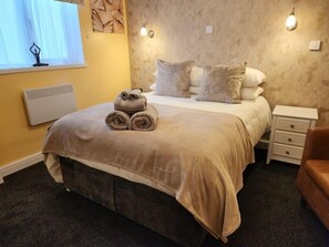 Deluxe tweepersoonskamer, op benedenverdieping | Een strijkplank/strijkijzer, gratis wifi