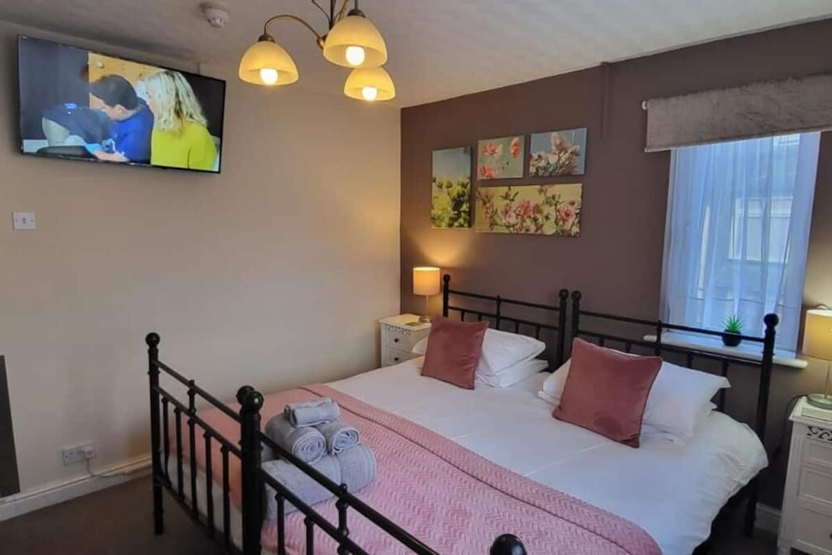 Deluxe kamer, 1 twee- of 2 eenpersoonsbedden | 1 slaapkamer, een strijkplank/strijkijzer, gratis wifi