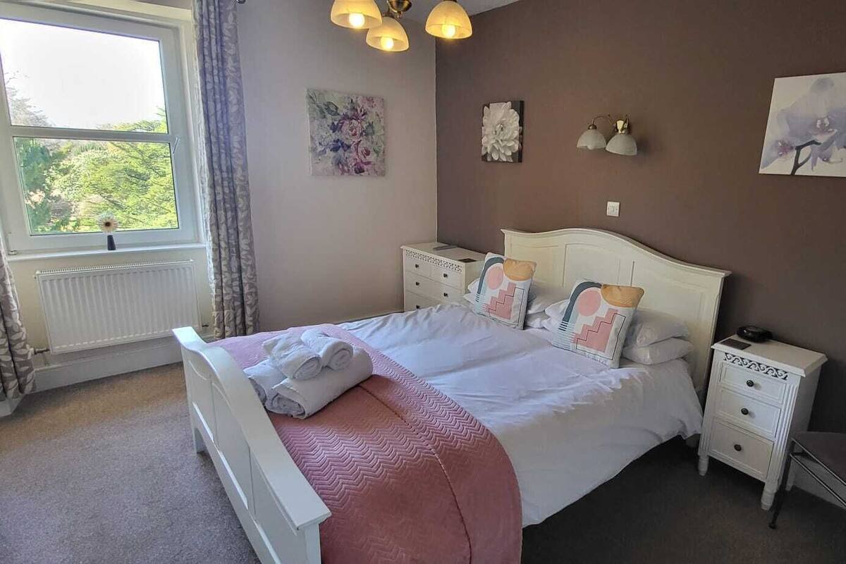 Deluxe tweepersoonskamer, 1 kingsize bed, uitzicht op bergen | 1 slaapkamer, een strijkplank/strijkijzer, gratis wifi