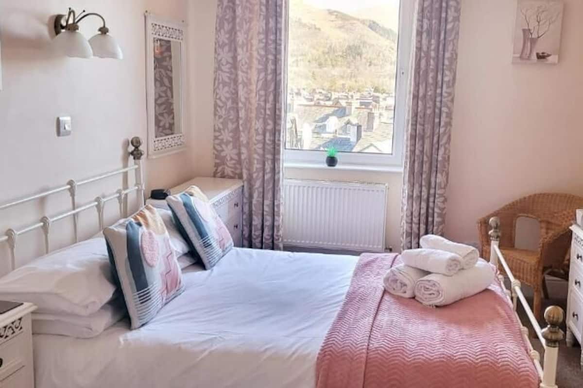Comfort tweepersoonskamer, uitzicht op bergen | 1 slaapkamer, een strijkplank/strijkijzer, gratis wifi