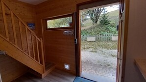 A wooden staircase leading to a door with a window. - This mountain cocoon offers an idyllic setting for hiking enthusiasts. (Saint-Nizier-du-Moucherotte)