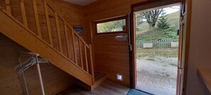 Interior - This mountain cocoon offers an idyllic setting for hiking enthusiasts. (Saint-Nizier-du-Moucherotte)