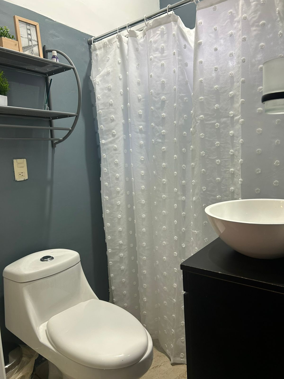 Een haardroger, handdoeken, zeep, toiletpapier