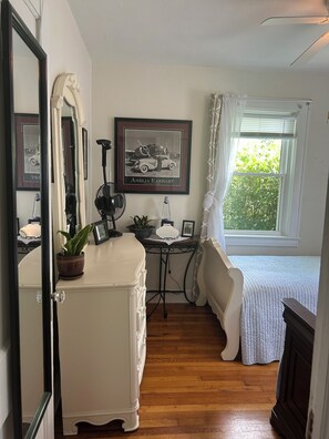 2 soverom, skrivebord, strykejern/-brett og reiseseng for barn