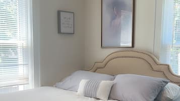 2 soverom, skrivebord, strykejern/-brett og reiseseng for barn