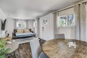 Desk, iron/ironing board, WiFi, bed sheets