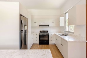Geladeira, micro-ondas, fogão, cooktop
