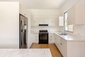 Refrigerador, microondas, horno y parrilla de estufa 