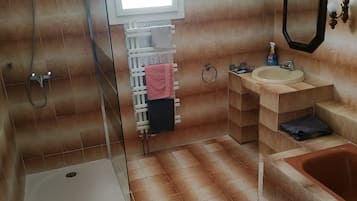 SĂšche-cheveux, serviettes fournies, papier toilette