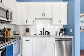 Fridge, microwave, oven, stovetop - The Saloon on King Street (Charleston)