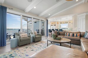 Smart TV - Best of both worlds! Luxury 6000+ sq ft Bay front home also next to Beach (Bradenton Beach)