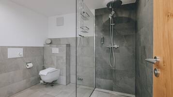 Regadera, toallas, papel de baño