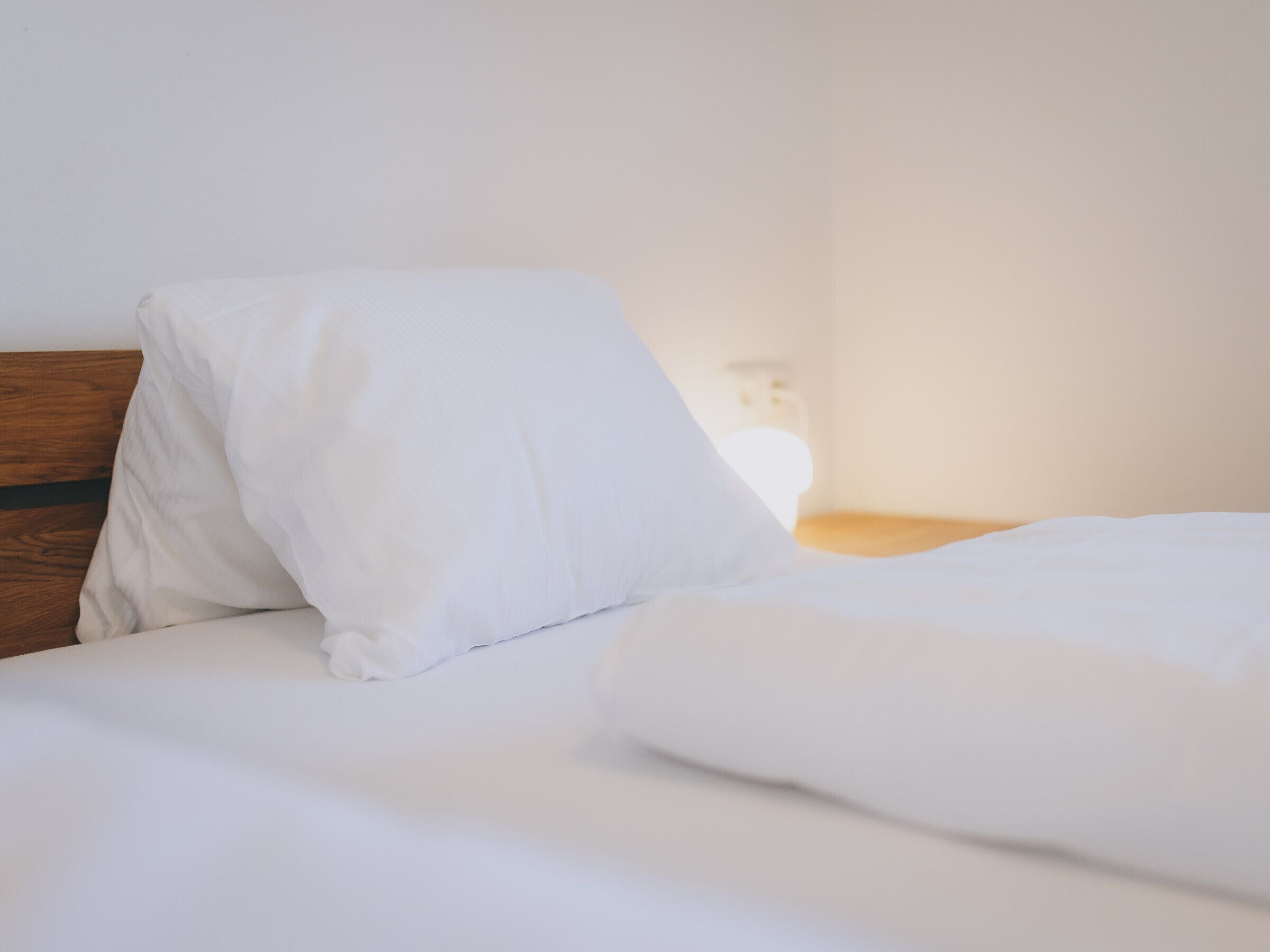 Een strijkplank/strijkijzer, reisbedje, gratis wifi, beddengoed