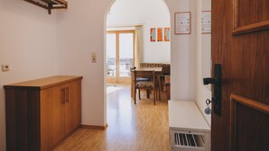 Ein Korridor mit einem Holzschrank, einer weißen Bank und einer Tür mit Schlüsselloch.