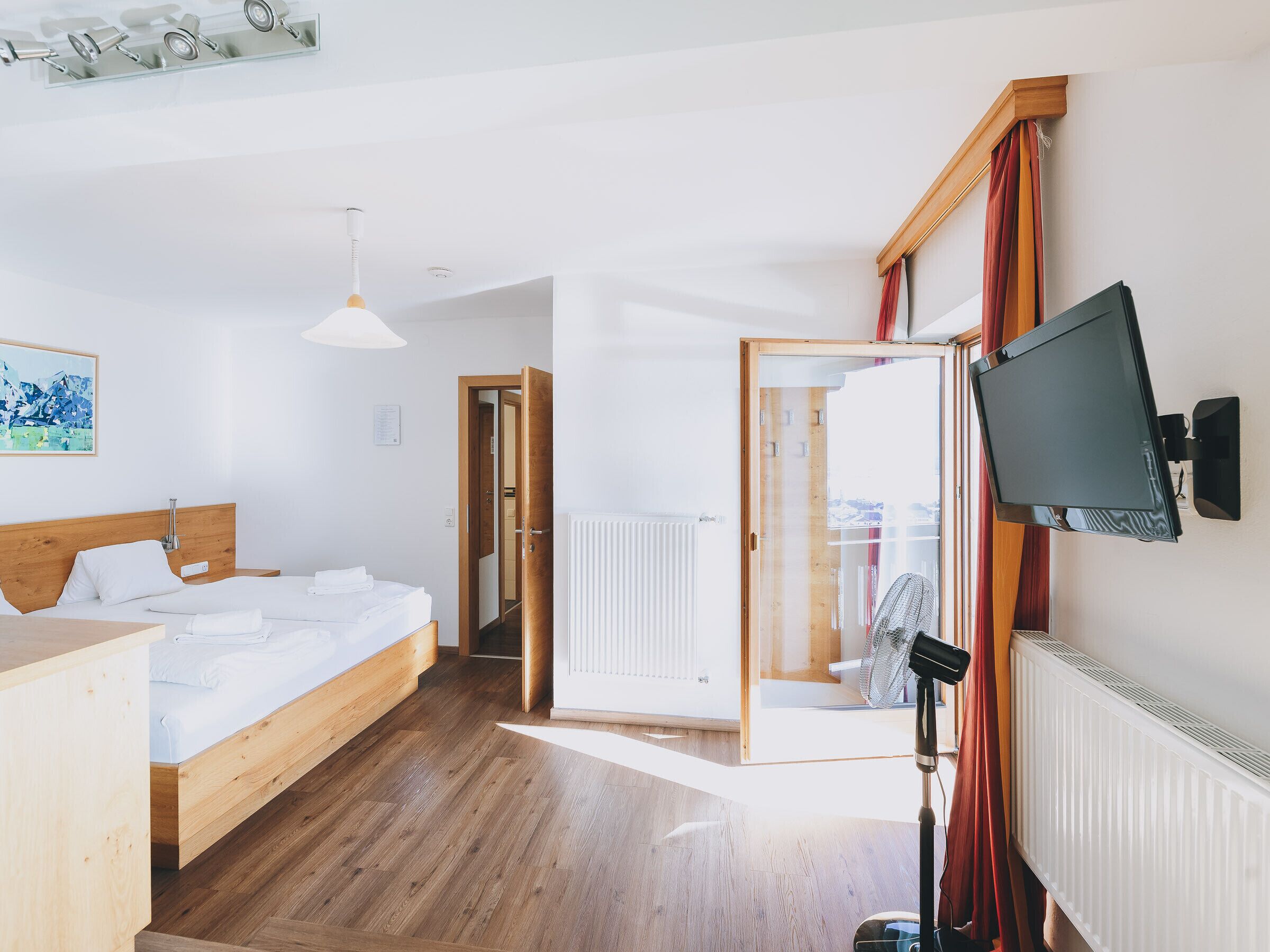 Een strijkplank/strijkijzer, reisbedje, gratis wifi, beddengoed