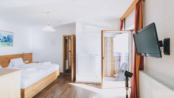 Een strijkplank/strijkijzer, reisbedje, gratis wifi, beddengoed