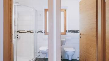 Regadera, toallas, papel de baño