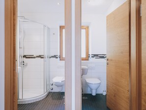 Douche, serviettes fournies, papier de toilette