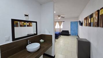 Kahden hengen huone | Kylpyhuone | Suihku, pyyhkeet, saippua, sampoo