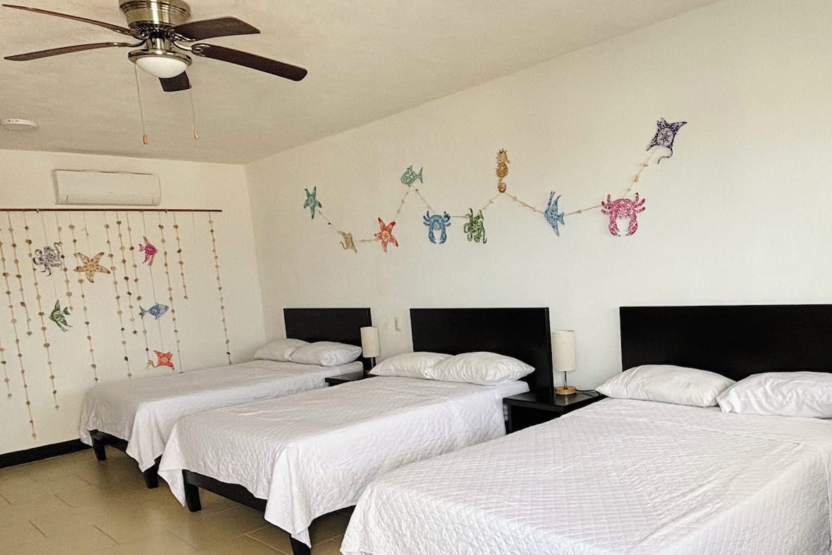 Driepersoonskamer, gedeeltelijk uitzicht op zee | Gratis wifi