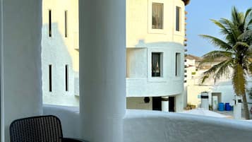 Villa familiar | Área de sala de estar | Televisión de pantalla plana de 32 pulgadas con canales digitales