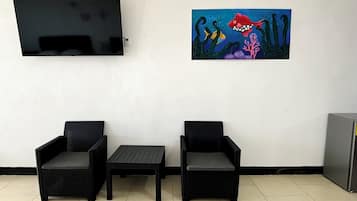 Phòng 3, quang cảnh một góc biển | Khu phòng khách | TV màn hình phẳng 32-inch có truyền hình kỹ thuật số