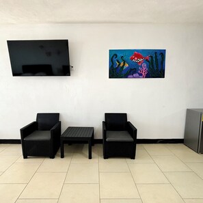 Triple Room, Partial Sea View | Living area | 32-inch flat-screen TV with digital channels - Hotel Villa Capricho  (Ciudad Madero)