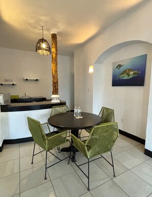 Family Villa | Living area | 32-inch flat-screen TV with digital channels - Hotel Villa Capricho (Ciudad Madero)