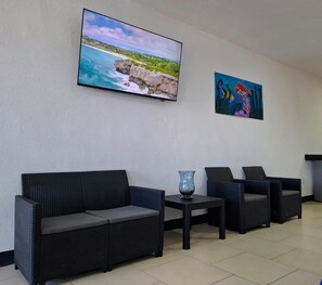 Tremannsrom, delvis sjøutsikt | Oppholdsområde | En 32-tommers Flatskjerm-TV med digitale kanaler