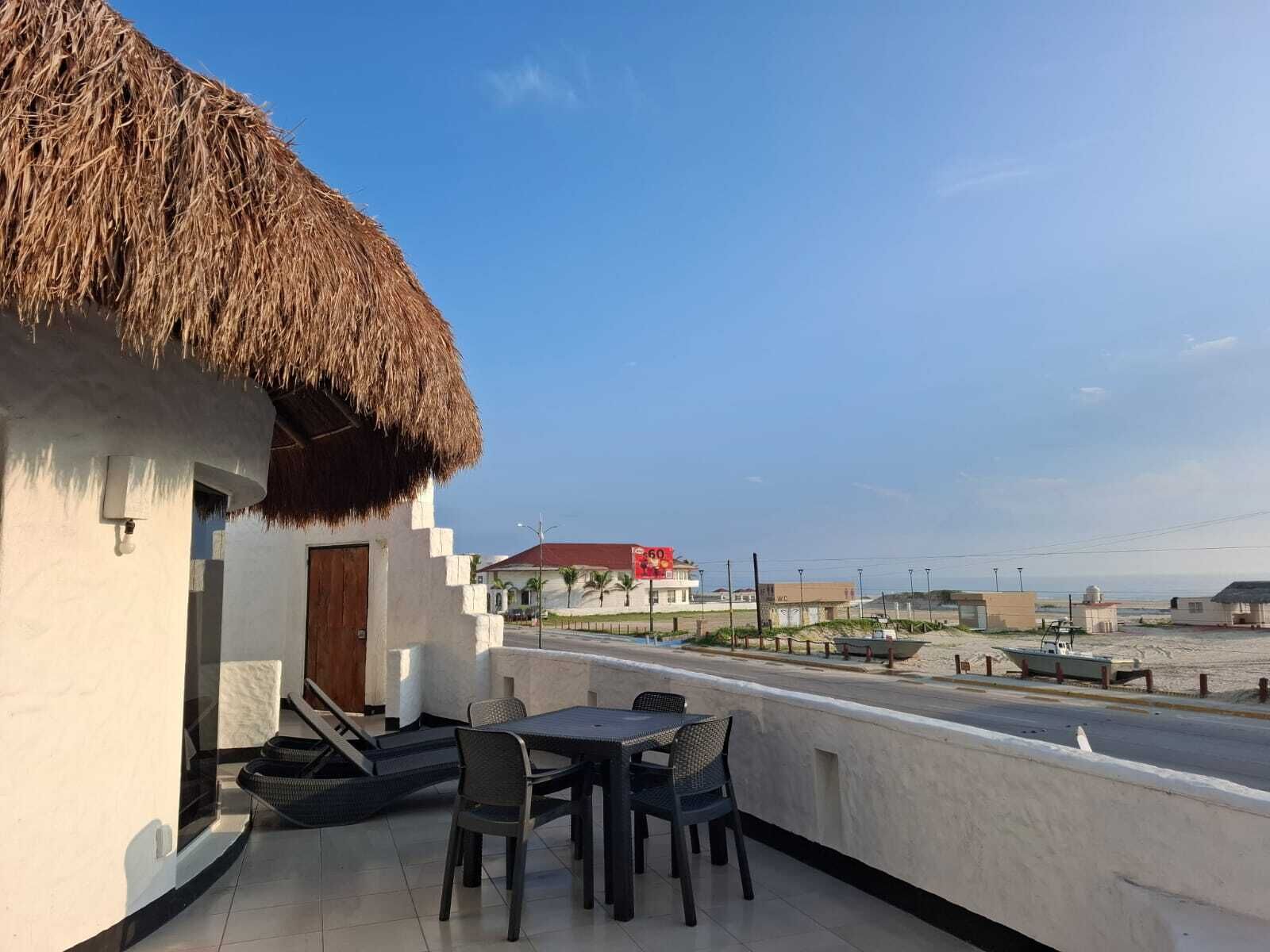 Villa familiar | Área de sala de estar | Televisión de pantalla plana de 32 pulgadas con canales digitales 