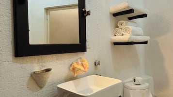 Superior Villa | Bathroom | Shower, towels, soap, shampoo