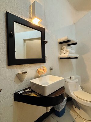 Villa superior | Baño | Regadera, toallas, jabón, shampoo 