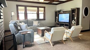 Smart TV, lareira, livros