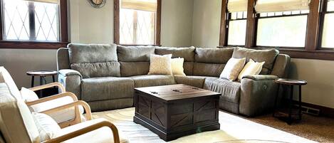 Una Smart TV, una chimenea, libros