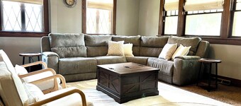 Walk downtown, Charming 3 BR -2 King beds, Porch, Fire Pit, Theatre, Fenced Yard