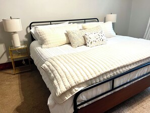 3 soverom, skrivebord, strykejern/-brett og reiseseng for barn