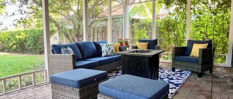 TV connectée, cheminée, livres