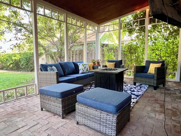 TV connectée, cheminée, livres