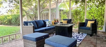 Walk downtown, Charming 3 BR -2 King beds, Porch, Fire Pit, Theatre, Fenced Yard